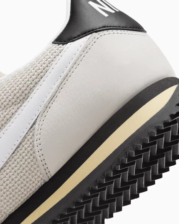 Nike Cortez Beige Black Detail Ferse