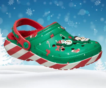 Mickey Mouse x Crocs Classic Clog Christmas schräg