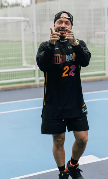 Ja Balvin mit dem J Balvin x Air Jordan 3 Rio auf dem Basketballplatz von vorne