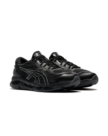Der ASICS Gel-Quantum 360 VIII Black von schräg außen