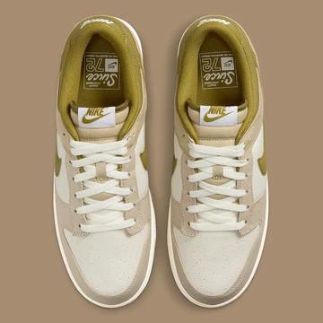 Nike Dunk Low Since 72 auf braunem Hintergrund von oben