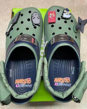 Naruto x crocs Oliv von oben