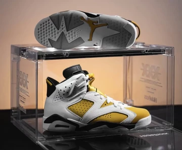Der Jordan 6 Yellow Ochre in einem transparenten Schuhkarton