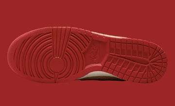 Nike Dunk Low Strawberry Waffle Sohle