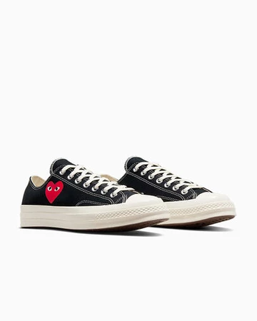 CDG Converse Chucks Single Heart Low black schräg frontal