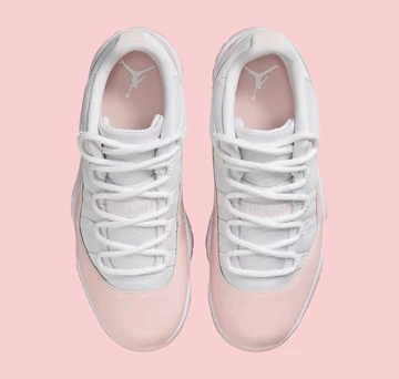Jordan 11 Low Legend Pink Paar von oben auf pinkem Untergrund