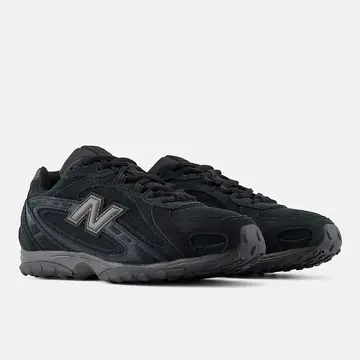 New Balance 204L Triple Black schräg