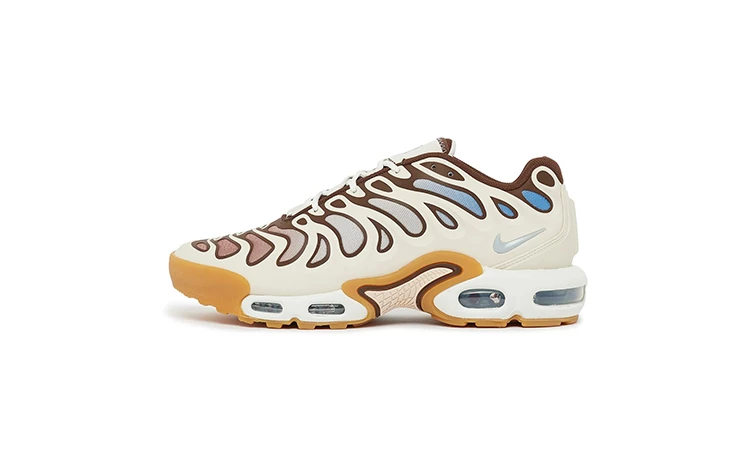 Der Air Max Plus Drift Phantom Cacao Wow von der Seite auf weißem Hintergrund