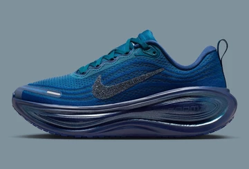 Swarovski x Nike Vomero Plus Blue Force Außenseite