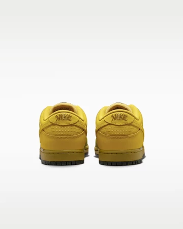 Nike SB Dunk Low Hatch Chilli von hinten