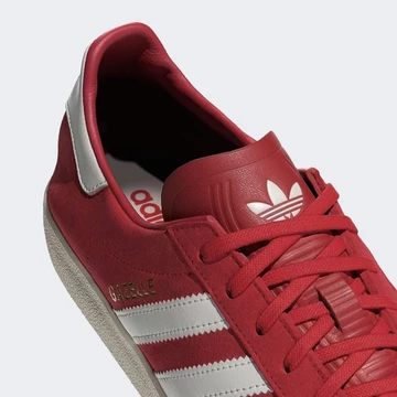 Details der Zunge von der adidas Gazelle Decon Beta Scarlett