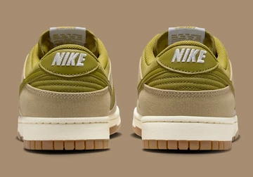 Nike Dunk Low Since 72 auf braunem Hintergrund Ferse