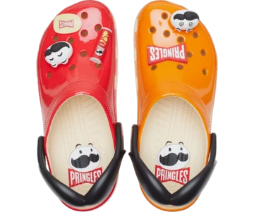 Die Classics Clogs aus dem Pringles Crocs Classic Pack von oben