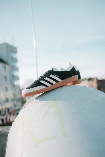 Der adidas Samba Black Wonder White im Wales Bonner Style