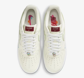 Der Air Force 1 Low Year of the Dragon Sail von oben Air Force 1 Low Year of the Dragon Sail