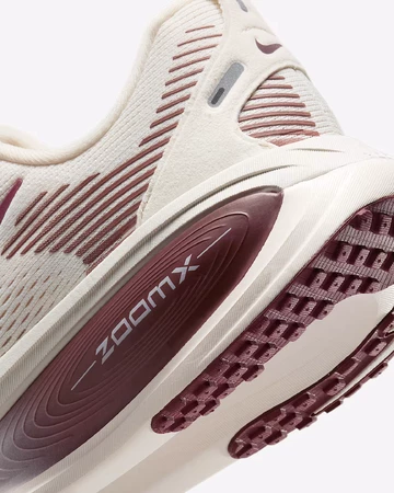 Nike Vomero 18 Pale Ivory Red Sepia Ferse Details