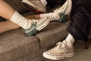Lookbook Bilder von den beiden Feng Chen Wang Converse Chuck 70 Low Sneakern