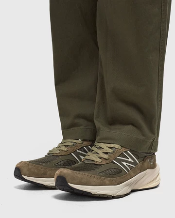 New Balance 990v6 True Camo am Fuß