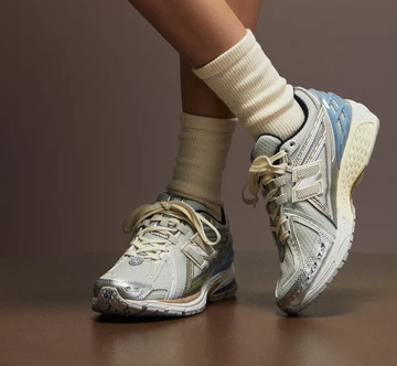 Der Kith New Balance 1906R White Blue am Fuß