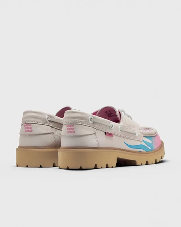 CLARKS x Bisous Bisous Cleyhill Fire Pack schräg