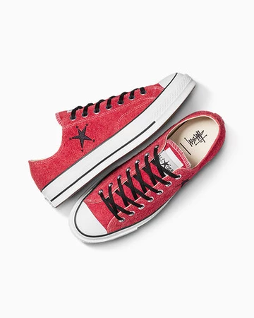Der Stussy Converse Chuck 70 Low Poppy Red von oben und von der Seite
