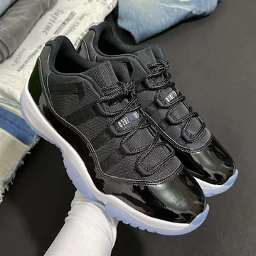 Air Jordan 11 Space Jam Low Leak in der Hand