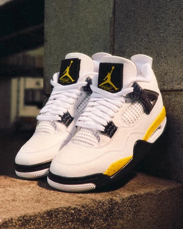 Air Jordan 4 Tour Yellow 2026 schräg