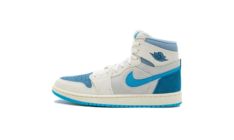 Jordan 1 Zoom CMFT Dark Powder Blue von der Seite aufweißem Hintergrud