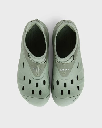 Satisfy x Crocs Quick Trail Clog Pack Moss Paar von oben