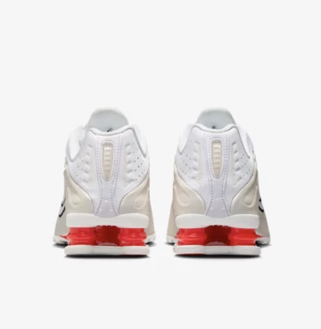 Nike Shox R4 White Picante Red von hinten