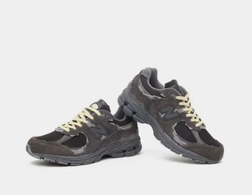 Size? x New Balance 2002R Refined Future Brown schräg