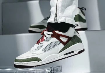 Jordan Spizike Low Chinese New Year 2024 On Feet Motion von der Seite