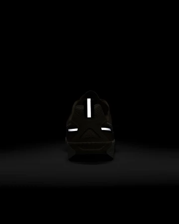 Nike JAM Electric Dark Driftwood im dunkeln