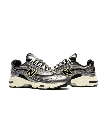 Der New Balance 1000 Metallic Silver von außen und innen