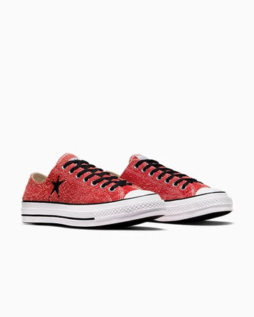 Die Stussy Converse Chuck 70 Low Poppy Red von schräg außen
