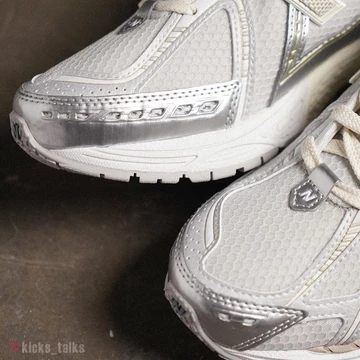 Die Toebox des Kith New Balance 1906R White Blue