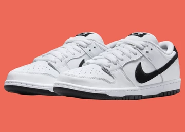 Nike SB Dunk Low White Paar von der Seite