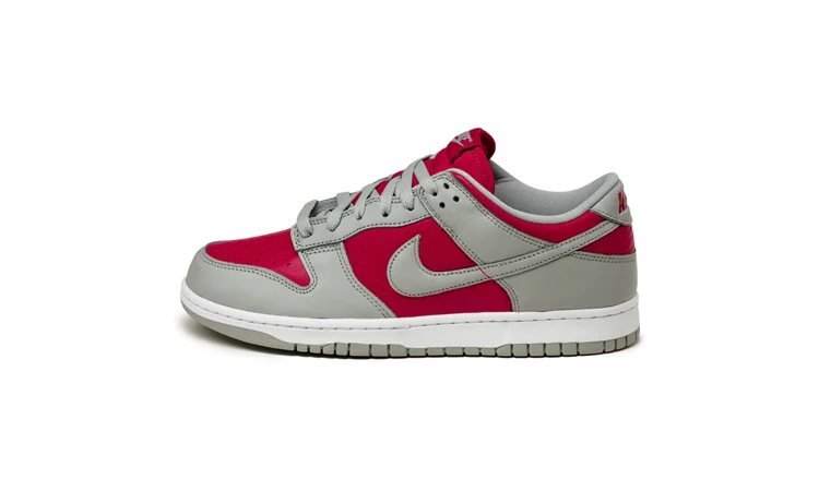 Dunk Low Ultraman Titelbild auf weißem Hintergrund