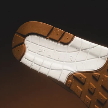 Fotoshooting mit dem Air Max 1 SC Sail auf braunem Hintergrund