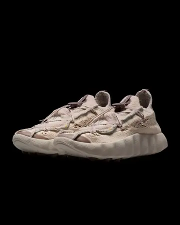 Nike Mind 002 Fossil Stone schräg