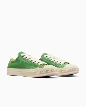 Der GOLF Le FLEUR Converse Chuck 70 Low Digital Leopard Pack in Grün von außen