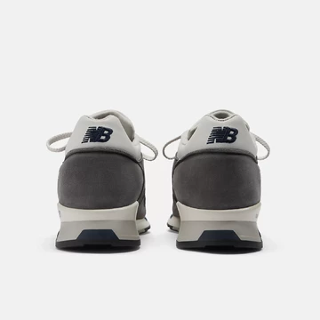 Der New Balance 1500 Cool Grey von hinten