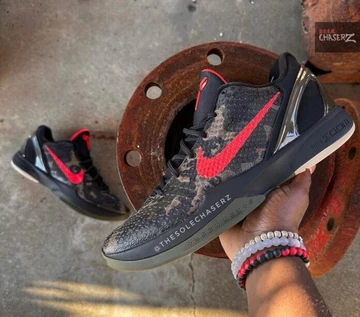 Jemand hält den Nike Kobe 6 Protro Italian Camo in der Hand