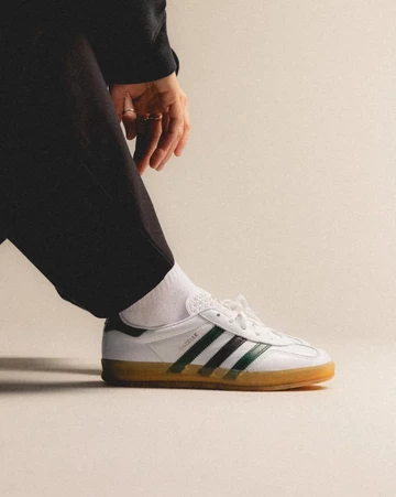 adidas Gazelle Indoor White Collegiate Green On Feet sitzend von der Seite