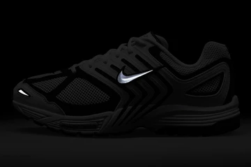 Der Nike Air Pegasus 2k5 White Black im Dunklen