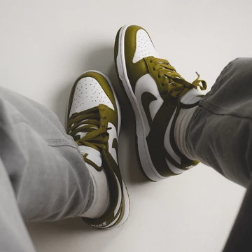 Dunk Low Pacific Moss On Feet von Oben