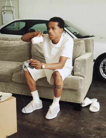 Ein Model trägt einen Schuh aus dem JJJJound Reebok Club C 85 Grey Leather Pack