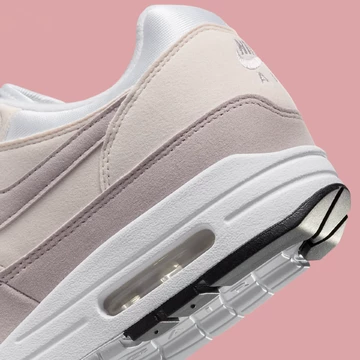 Nike Air Max 1 Platinum Violet auf pinkem Hintergrund Ferse