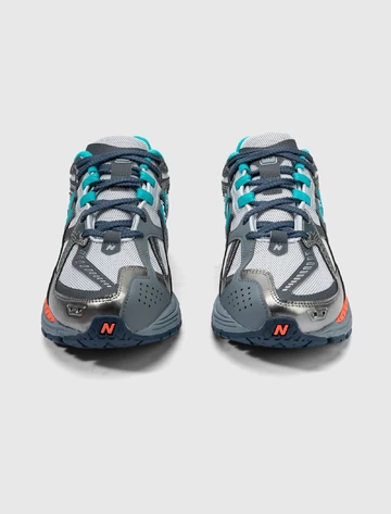 The Whitaker Group New Balance 1906U Willful Bias Electric Teal von vorne