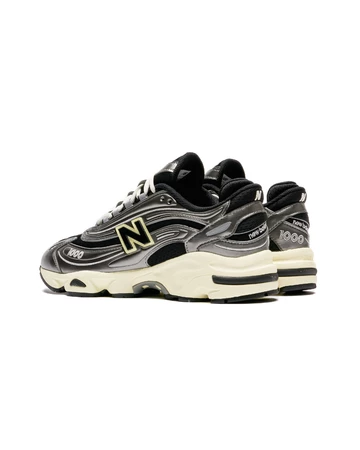 Der New Balance 1000 Metallic Silver von schräg hinten